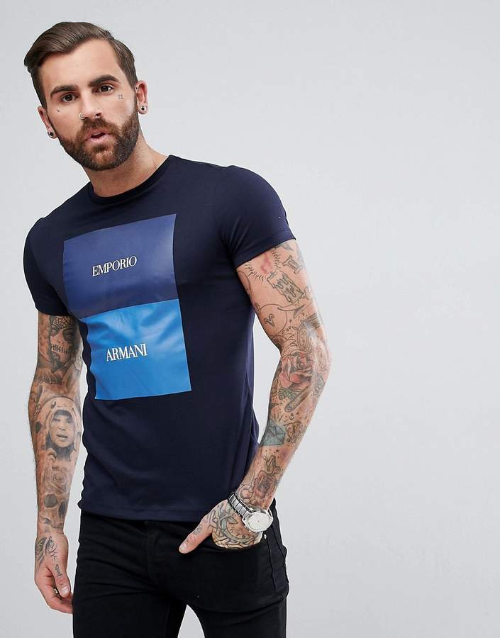 – Schmal geschnittenes, marineblaues T-Shirt mit Rundhalsausschnitt und Block-Print