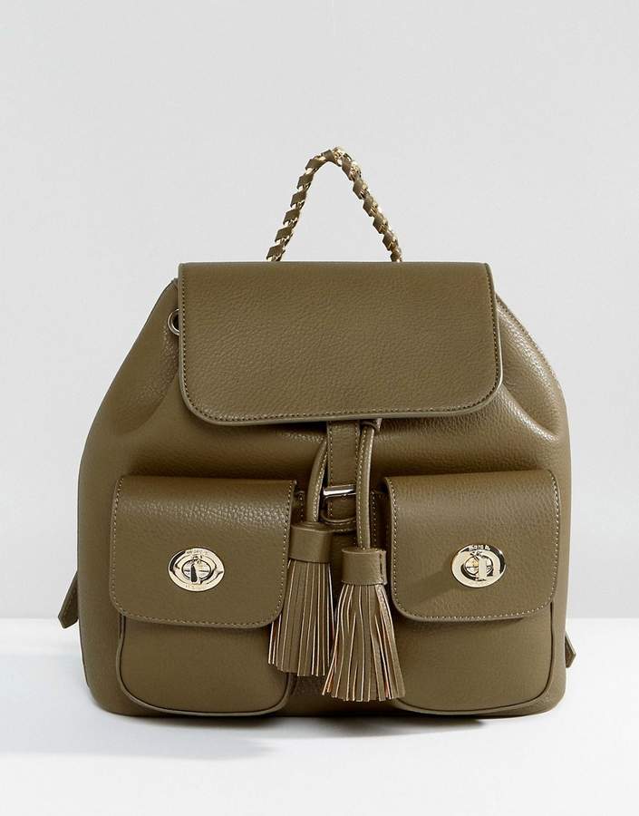 – Rucksack mit zwei Taschen und Quasten