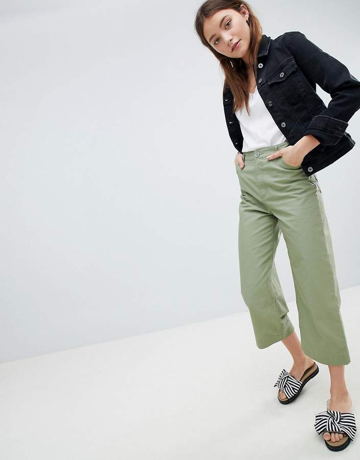 – Minimalistische Jeansjacke in Schwarz