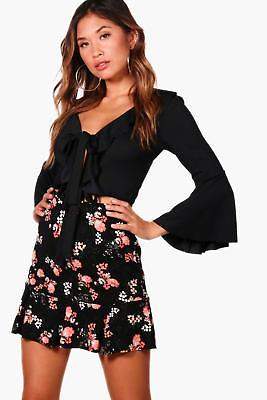 Cameron Minirock mit Blumen-Print und verlängertem Saum in Schwarz größe