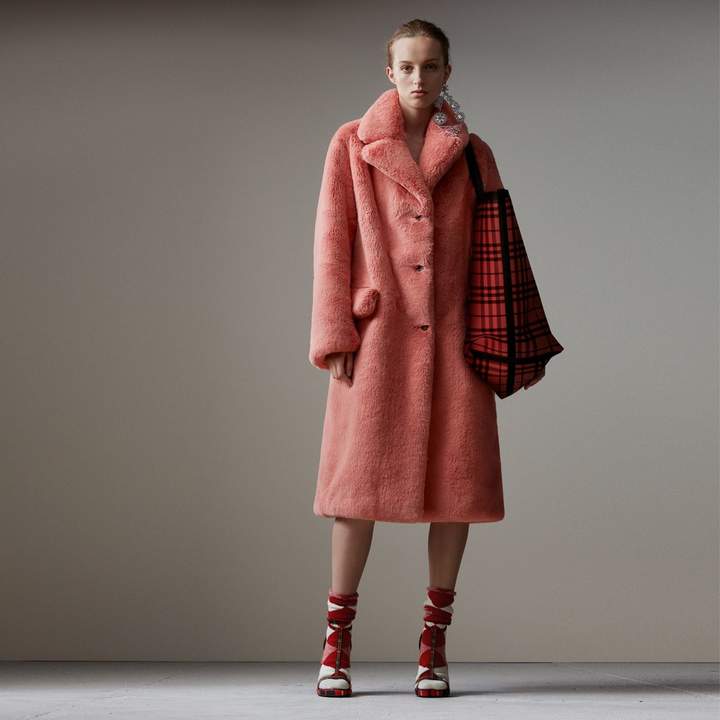 Einreihiger Mantel aus Kunstpelz