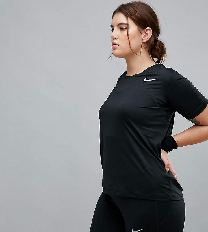 Nike Training Nike Plus – Kurzärmliges Sport-T-Shirt in Schwarz