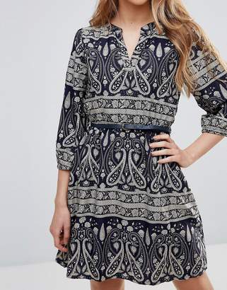 Yumi Belted Dress In Paisley Print