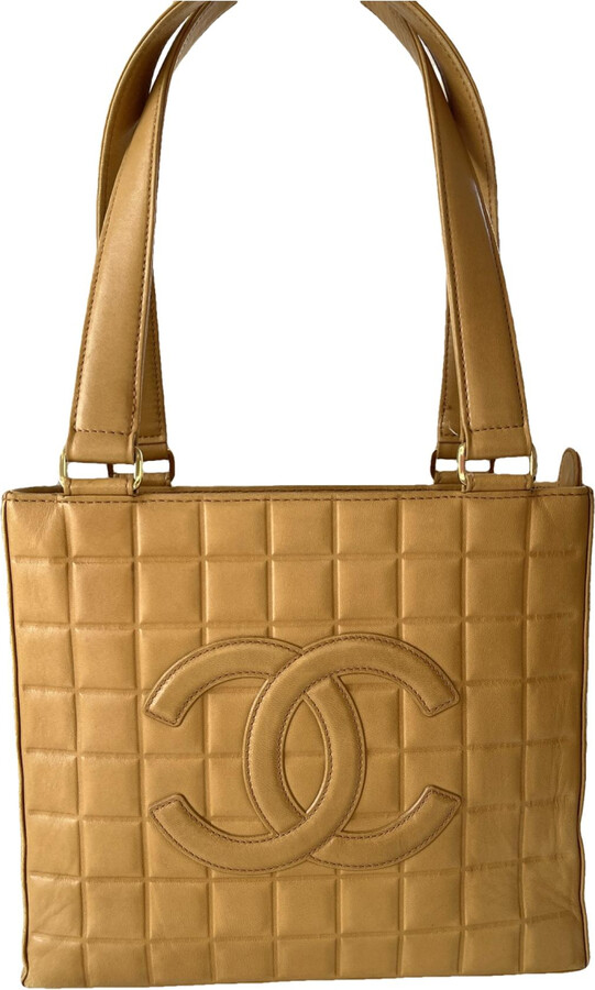 Chanel - Authenticated East West Chocolate Bar Handbag - Patent Leather Beige Plain for Women, Good Condition