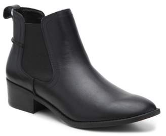 steve madden blanco leather ankle boot