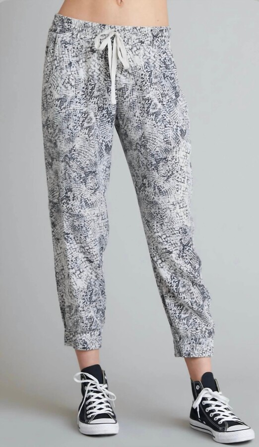 Bella Dahl Jogger Pant In Moonstone Snake