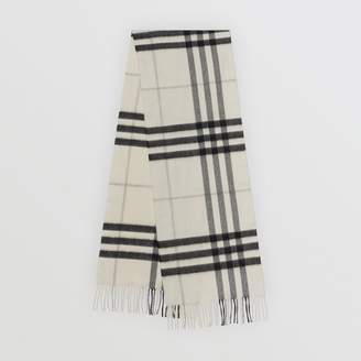 Burberry The Classic Cashmere Scarf in Check