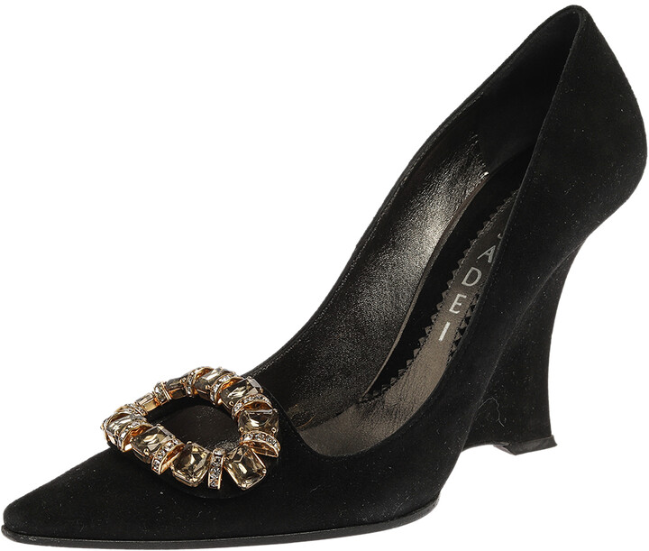 wedge pointed toe pump