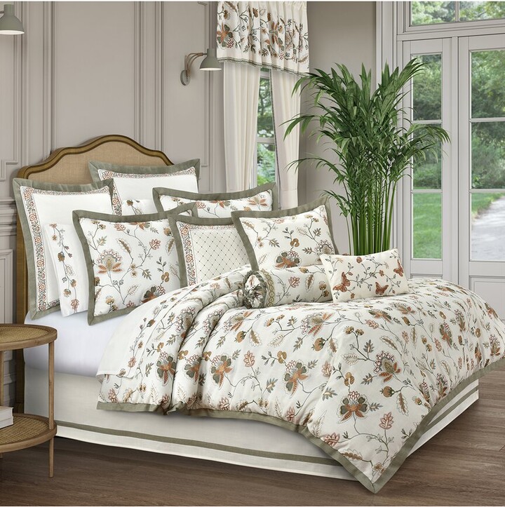 J Queen New York Athena Comforter Set