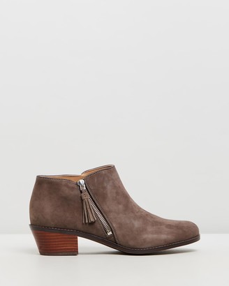vionic trinity ankle boot