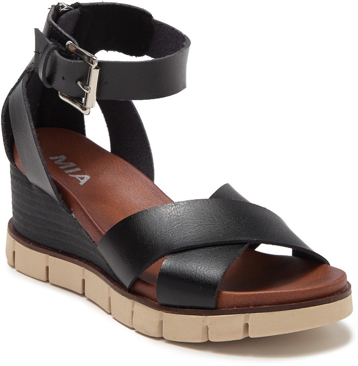 mia lauri wedge