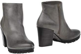 VIC Ankle boots - Item 44879492NU