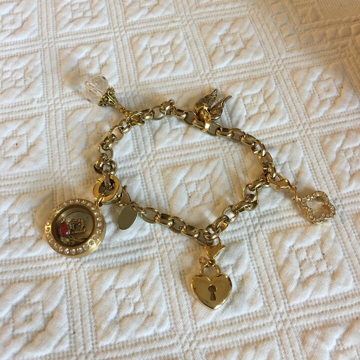 Etsy Gold Tone Bracelet, Small Magnetic Top Locket Full Of Charms. Sewing Machine, Scissors, Lady Bug & Rhinestones. Wings, Heart. Well Made