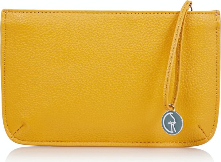 Chanel Clutch bags Mustard Leather ref.428847 - Joli Closet