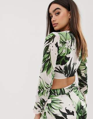 PrettyLittleThing exclusive tie front palm print crop top