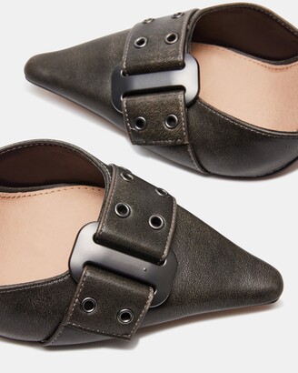 Steve Madden★DILLON DISTRESSED レザー バックル パンプス Steve Madden☆DILLON DISTRESSED レザー バックル パンプス