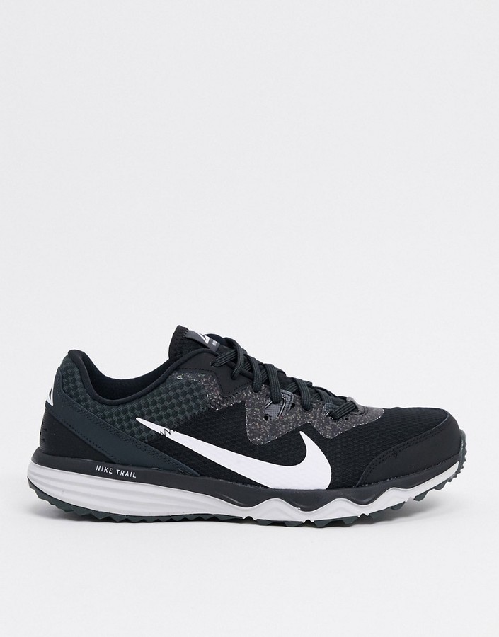 all black nike running shoes