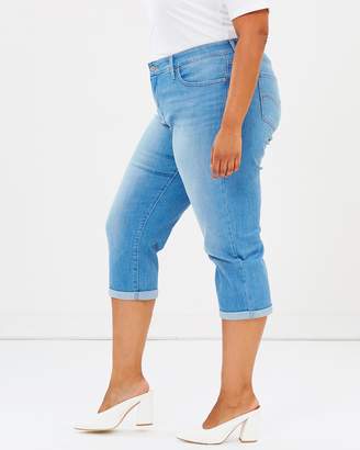Plus Size Shaping Capri Jeans