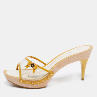 LOUIS VUITTON WHITE AND YELLOW PATENT LEATHER FLOWER KITTEN HEELS