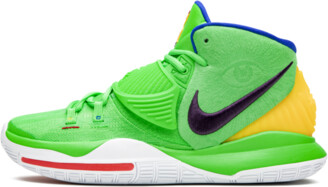 nike shoes two different colors