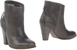Humanoid Ankle boots