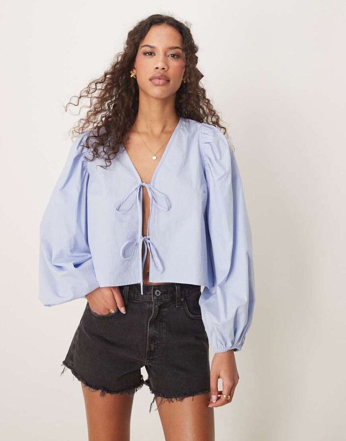 GINA TRICOT blouse top with tie front and volume sleeves in blue