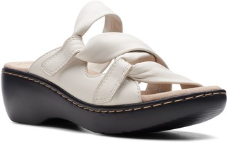 Women's Clarks, Delana Curve Sandal | Peltz Shoes