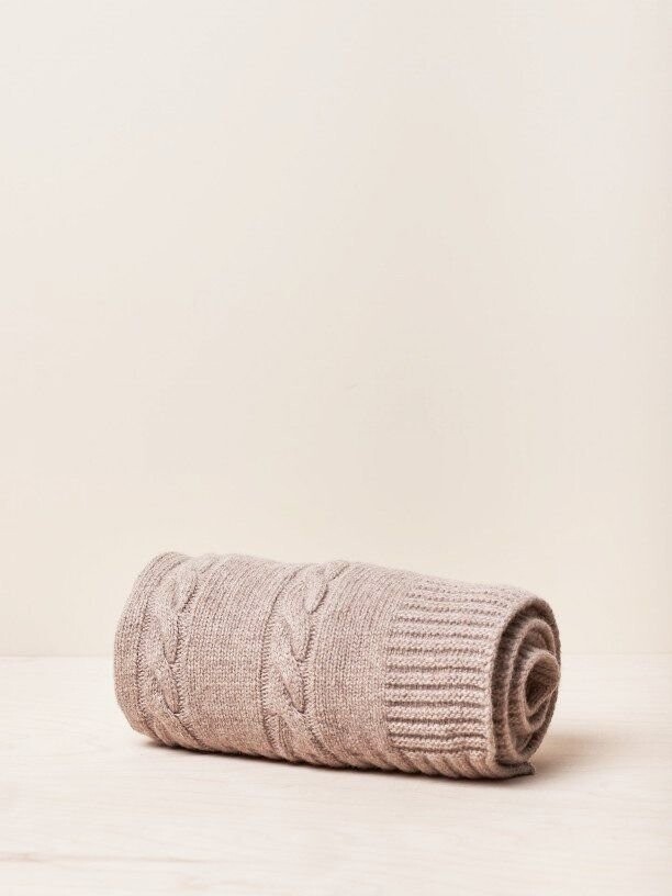 Wedoble Cable-Knit Scarf