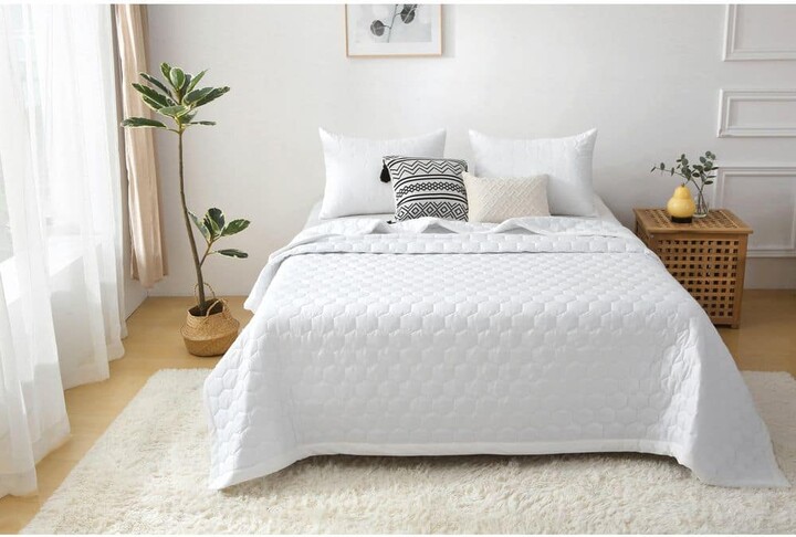 Better Style Home 3-Piece White Microfiber Honeycomb Full/Queen Quilt Set