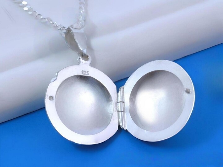 Etsy sterling Silver Large Round Photo Locket Necklace. Remembrance. Jewelry - R-4