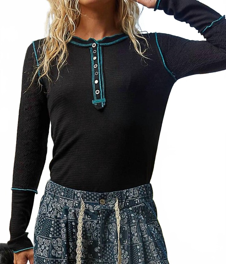 POL Round Neck Solid Cut And Sew Knit Top In Black