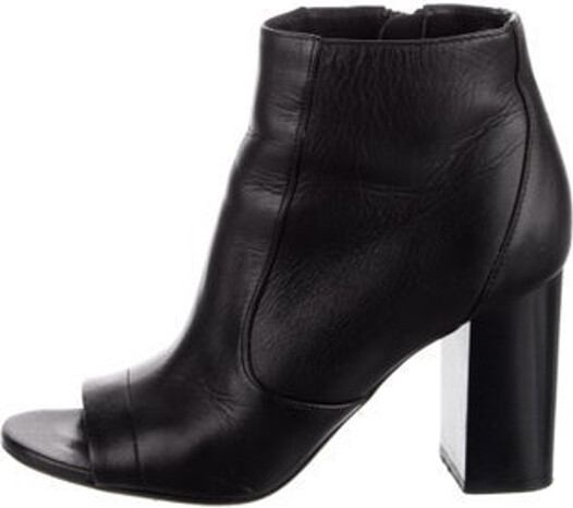 Vince Vintage Gladiator Sandals Black Leather Exposed Zip Closure at Sides Includes Dust Bag Unfortunately, due to restrictions, this item may not be eligible for shipping in all areas.