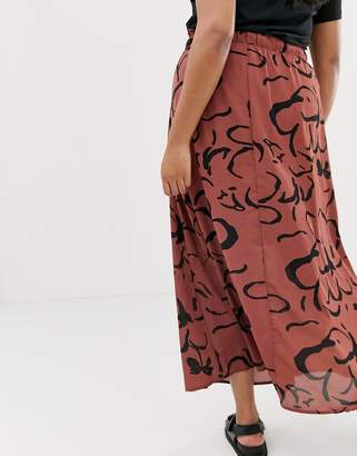 Vero Moda Curve scribble print maxi skirt-Brown