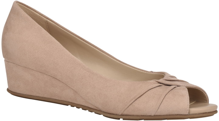 bandolino wedge pump