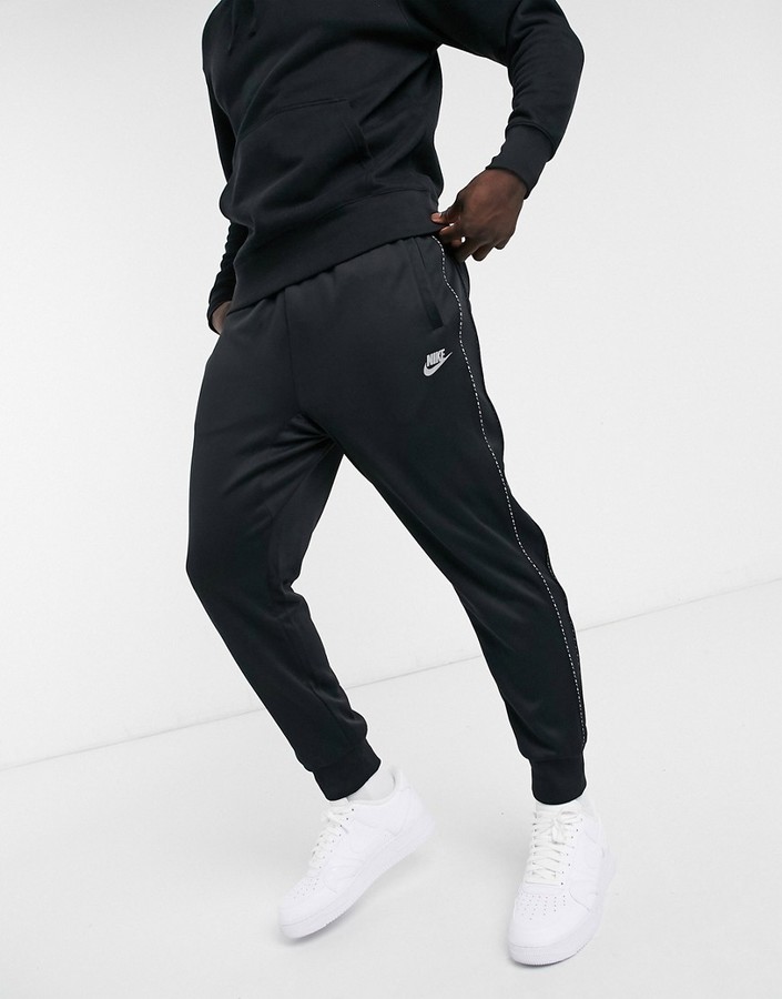 nike swoosh on tour pack cuffed cargo joggers in black