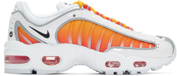 white nike no tie shoes