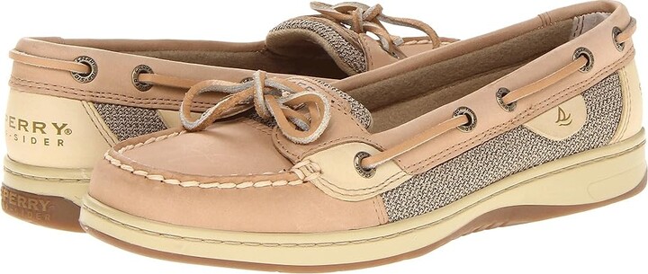 Sperry boat shoes to wear to the beach 