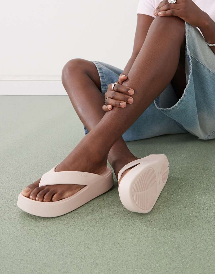 Crocs Getaway platform flip flops in quartz