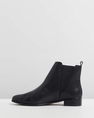 Atmos & Here ICONIC EXCLUSIVE - Victoria Leather Ankle Boots
