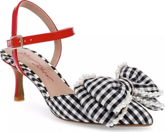averi pump betsey johnson
