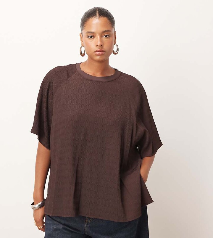 ARRANGE Curve hybrid textured raglan tee in chocolate