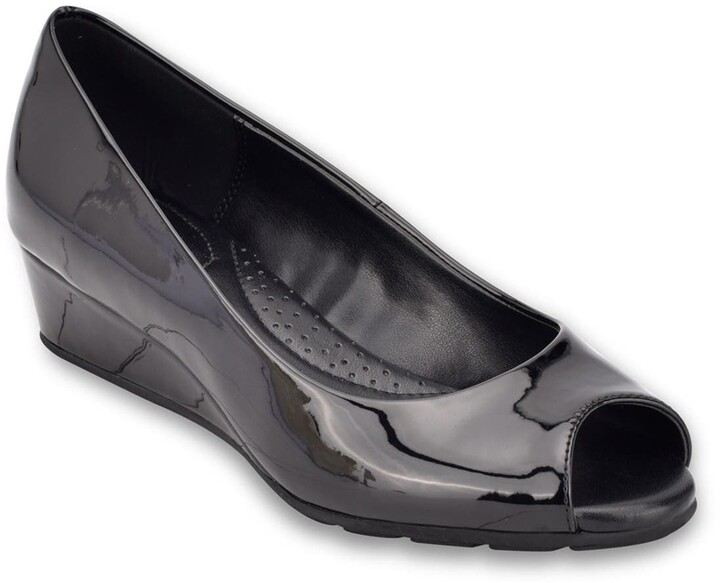 bandolino patent leather wedge