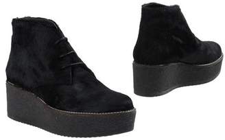 Logan Ankle boots