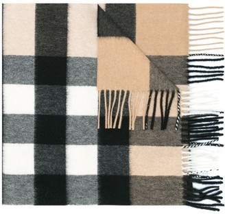Burberry The Large Classic Cashmere Scarf in Check