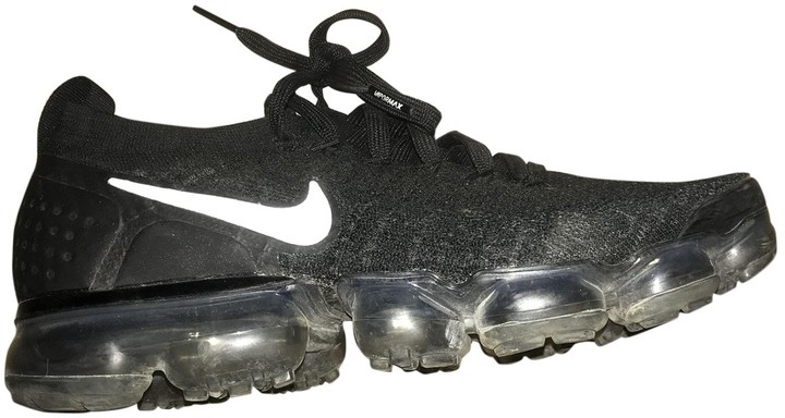 black vapormax trainers