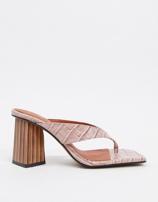 CHIO mules with toe post in blush croc leather