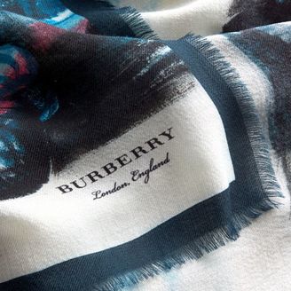 Burberry Reclining Figure: Bunched Print Cashmere Scarf