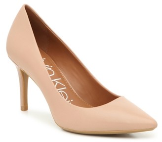 calvin klein kamara patent pump