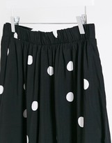 Thumbnail for your product : New Look Plus New Look Curve flippy short in black polka dot