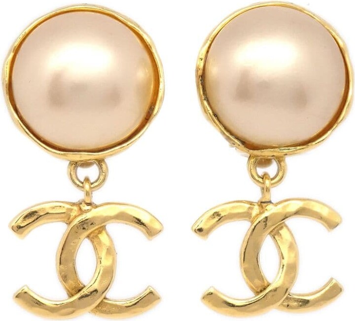 Chanel Pre-owned 1995 CC Faux-Pearl Dangle Earrings - Gold